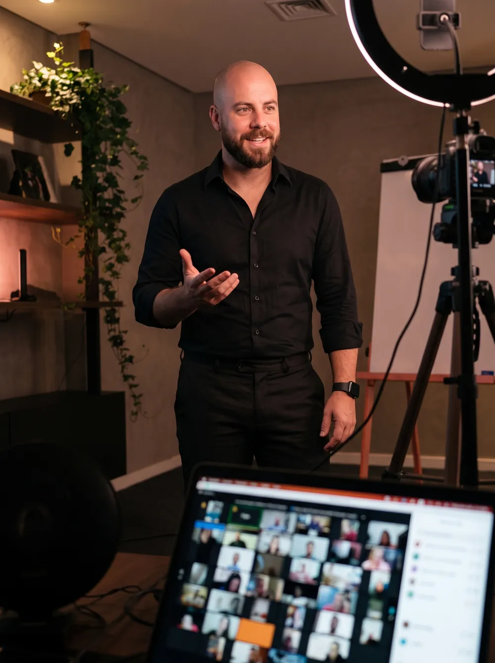 Victor Vitale dando aula ao vivo para uma turma no Zoom