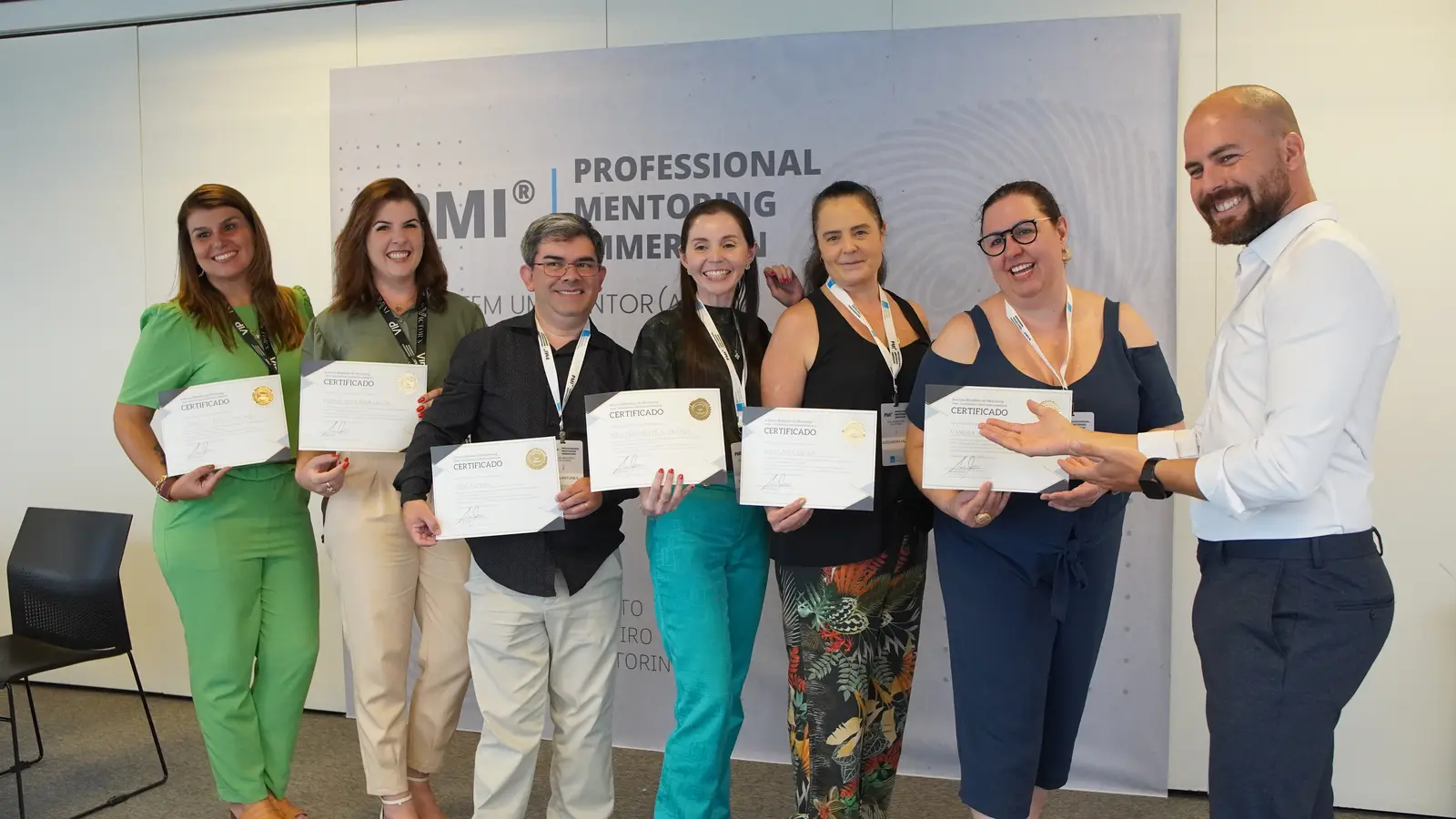 Victor Vitale entregando certificados a mentoras formadas pelo Instituto Brasileiro de Mentoring