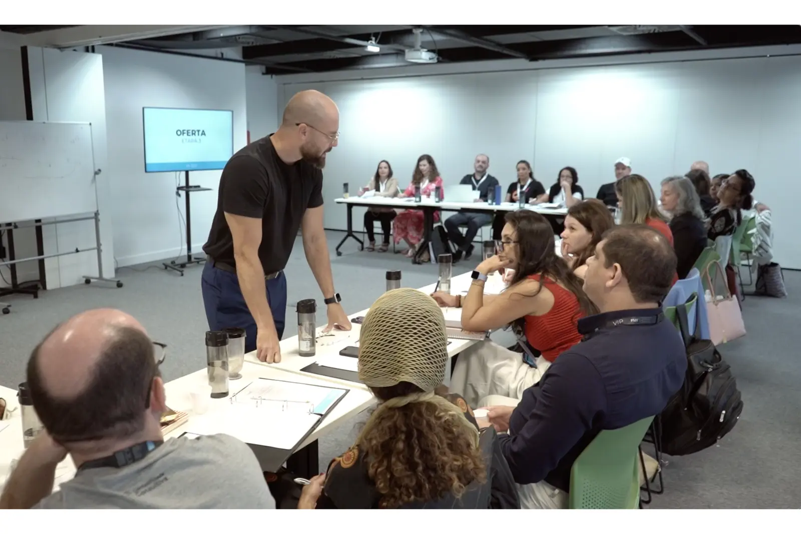 Victor Vitale dando aula para a turma presencial