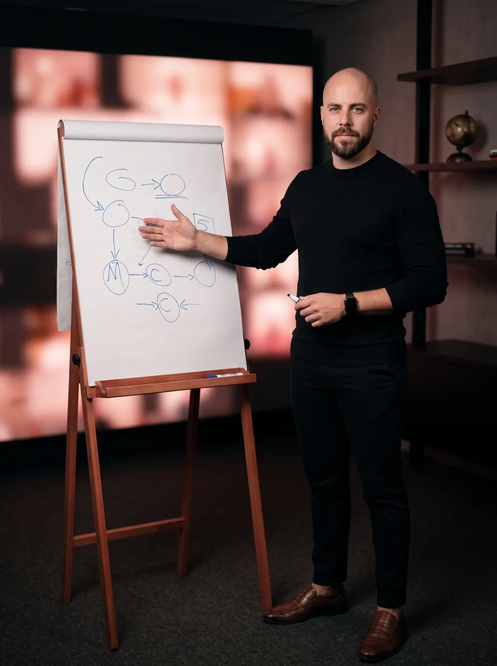 Victor Vitale explicando um esquema no quadro
