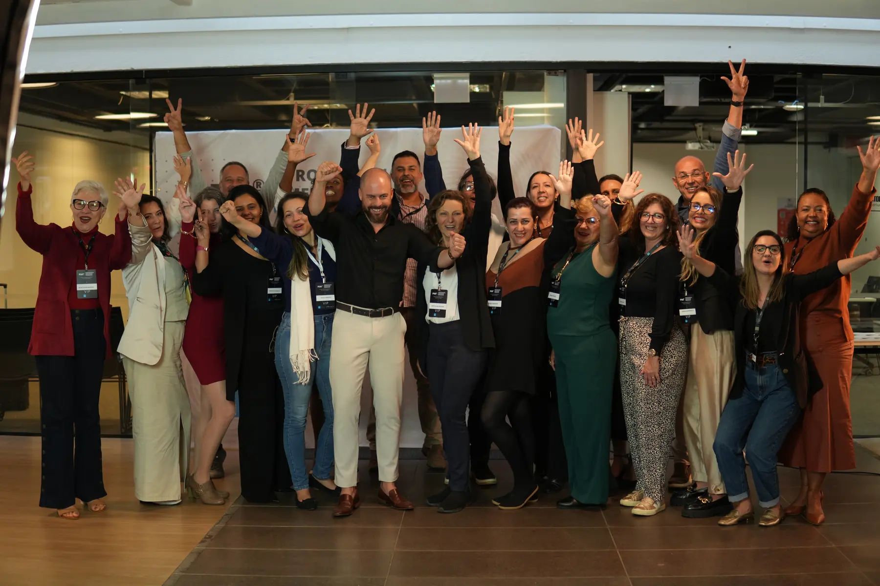 Turma comemorando com Victor Vitale
